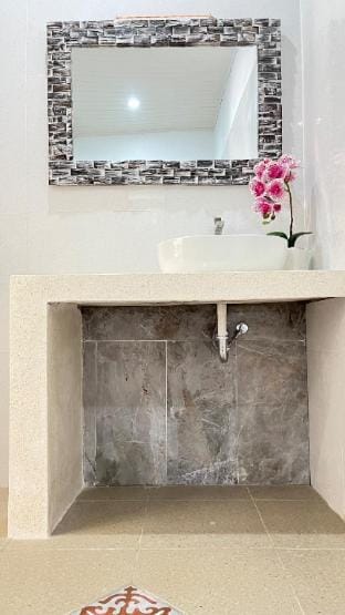 Hibiscus Suite - Dirga’s Guest House Vacation rental in Sukawati