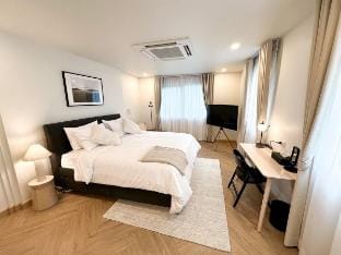Whole Floor / 3 Bed 3 Bath / 1 min BTS Prompong Vacation rental in Bangkok