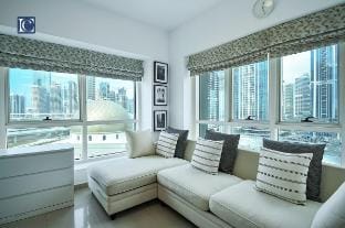 Cozy 1Bed Apartment in N2 Lakepoint Tower, JLT Vacation rental in Dubai
