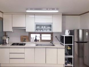 [게스트 선호] 연산역 5분/교통중심/2층 단독/오방 맛집 거리/모던 하우스/빔프로젝터 Vacation rental in Busan