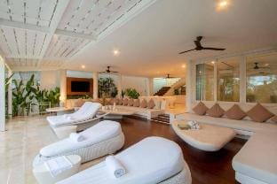 Charming 8-BR Private Pool Villa -Great Location Villa in North Kuta