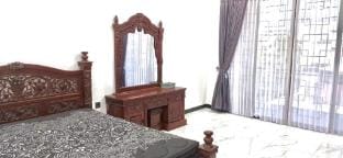 Rumah 5KT Sby Brt dkt Kidzania Vacation rental in Surabaya