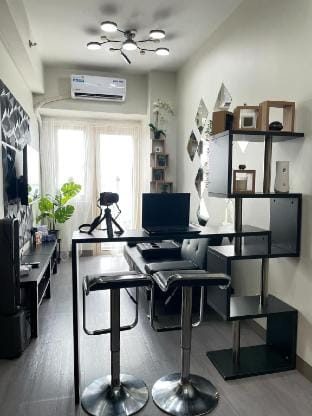 Happy Hideout w/ Balcony & City View in Pasay Area Apartment in Pasay