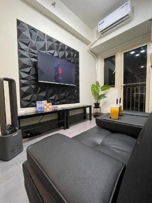 Happy Hideout w/ Balcony & City View in Pasay Area Apartment in Pasay