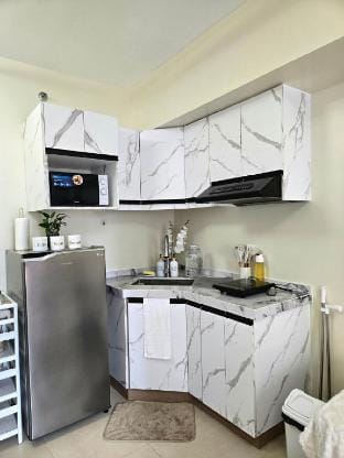Pool view Studio w/ WiFi & Netflix | Avida Riala Apartment in Lapu-Lapu City