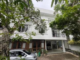 Mango tree by Kanthisiri  Villa in Galle