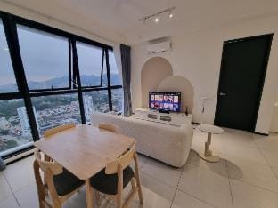 Cozy Creamy Stay in Urban Suites Apartment in George Town