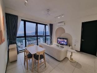 Cozy Creamy Stay in Urban Suites Apartment in George Town