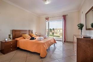 Villa Das Oliveiras, big garden, walk to marina Villa in Guia