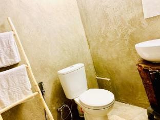 Tree room with double bed Vacation rental in Gangawatakorale