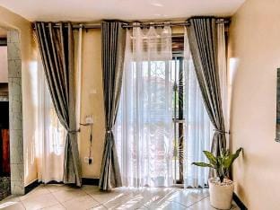 Stylish 1BR Apt: Netflix,Washer, 24/7 Security Apartment in Kampala
