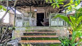 Cafe de Paris Homestay Vacation rental in Special Region of Yogyakarta