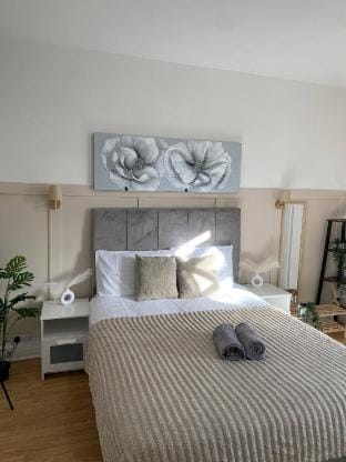 Modern Townhouse-Free Parking-Game Room-W-iFi Vacation rental in Manchester