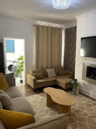 Modern Townhouse-Free Parking-Game Room-W-iFi Vacation rental in Manchester