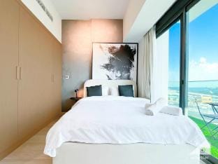 Breath taking Studio with Balcony & Stunning Views Vacation rental in Dubai