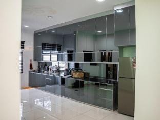 Seri Austin Landed GameHaus 16pax BBQ Mahjong Vacation rental in Johor Bahru