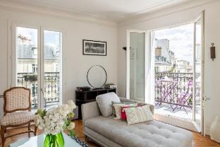 Geranimus Parisian Charm near Saint-Lazare Apartment in Paris
