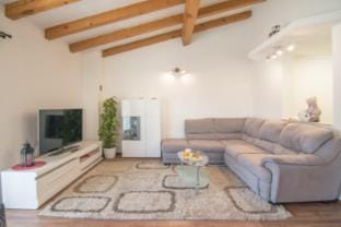 Prostrani apartman Maslina sa grijanim bazenom Apartment in Split-Dalmatia County