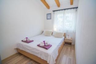 Prostrani apartman Maslina sa grijanim bazenom Apartment in Split-Dalmatia County