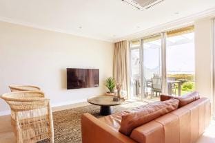 Dolphin Beach cabana right on the beach Apartment in Cape Town