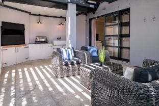 Elegant Charm Retreat Central Treasure Apartment in Camps Bay
