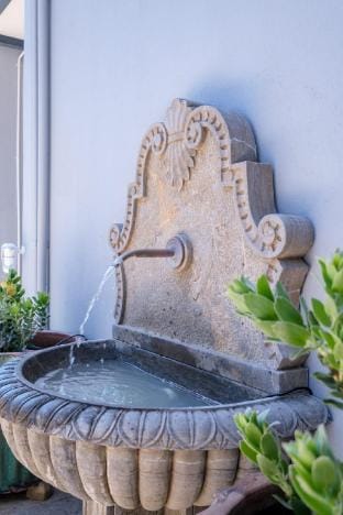 Elegant Charm Retreat Central Treasure Apartment in Camps Bay
