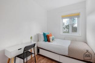 Hale Lodge, Beautiful 3 BR Home with FREE Parking Vacation rental in London