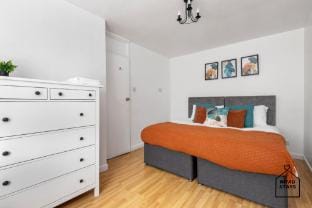 Hale Lodge, Beautiful 3 BR Home with FREE Parking Vacation rental in London
