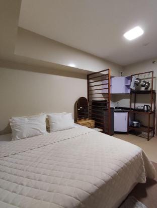 Classy Condo Studio Type With Pool, King Size Bed Apartment in Davao City