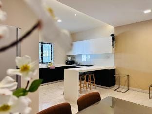 New Island Luxe Retreat  14pax@Nearby Gurney Vacation rental in Tanjung Bungah