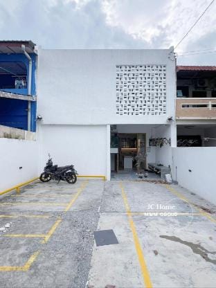 Room l 4min Walks to Pelangi Plaza  Vacation rental in Johor Bahru