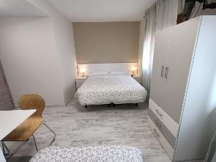 Reymundo - Room with kitchen and jacuzzi of 80 Apartment in Aragon