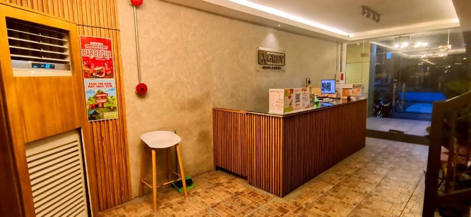 Townhouse Oak Grey Hotel Near Clark International Airport Hotel in Angeles
