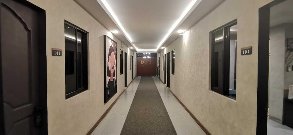 Townhouse Oak Grey Hotel Near Clark International Airport Hotel in Angeles