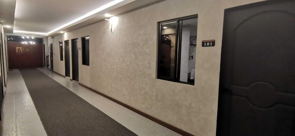 Townhouse Oak Grey Hotel Near Clark International Airport Hotel in Angeles