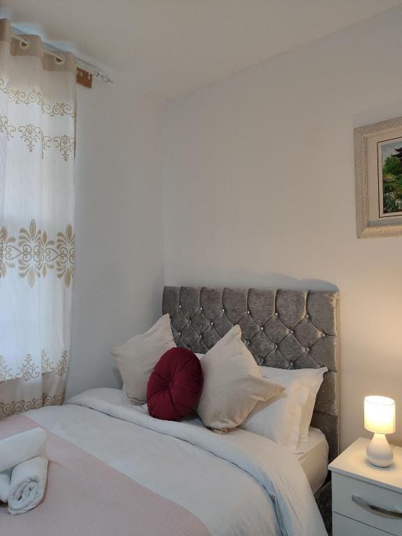 Tower Bridge Roomzzzz BnB Bed and Breakfast in London