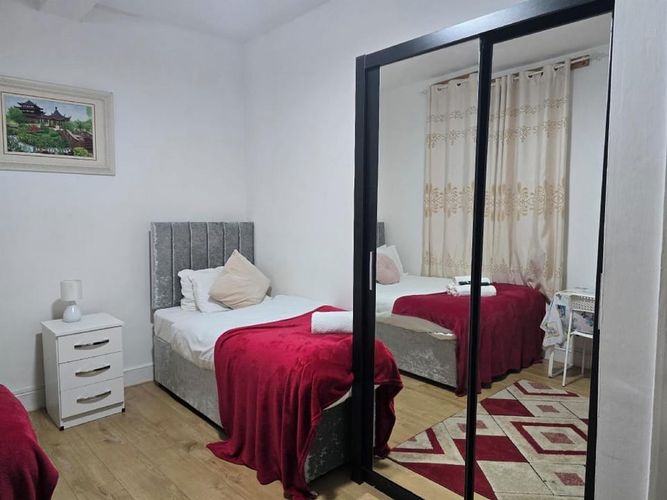 Tower Bridge Roomzzzz BnB Bed and Breakfast in London