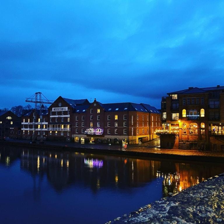 Woodsmill View - 5 Star - River view- Balcony Apartment in York