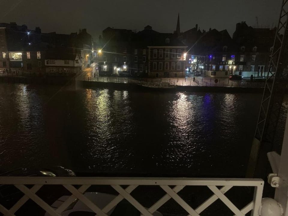 Woodsmill View - 5 Star - River view- Balcony Apartment in York
