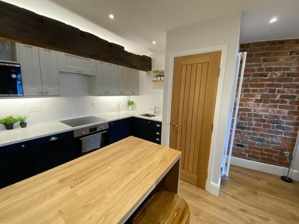 Woodsmill View - 5 Star - River view- Balcony Apartment in York