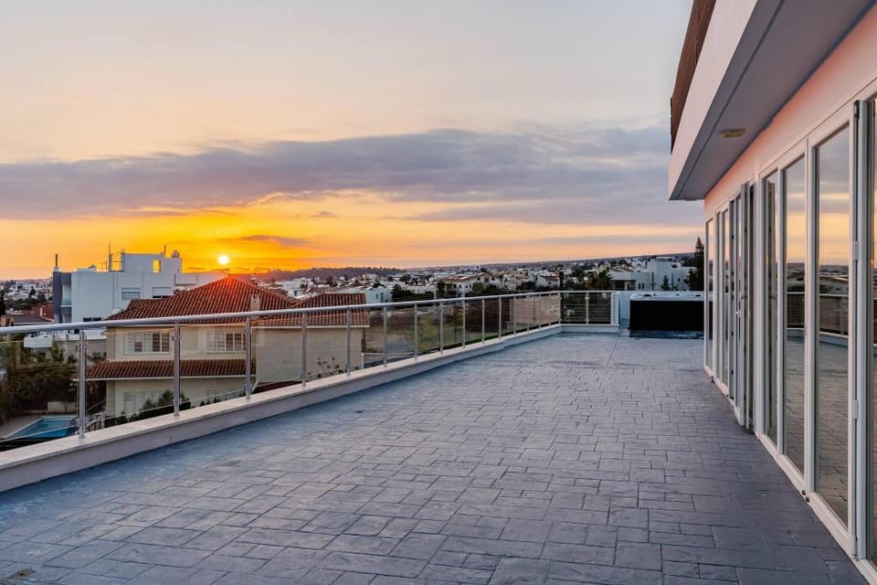 Penthouse Great View Hydromassage Penthouse hottub Apartment in Limassol City