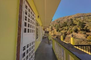 The Himalayan Living - Whispering Oaks Apartment in Uttarakhand