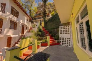 The Himalayan Living - Whispering Oaks Apartment in Uttarakhand