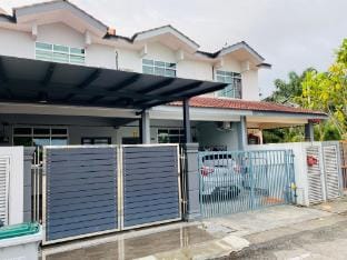 Alyn Home Muar II Wifi Netflix Coway Vacation rental in Johor