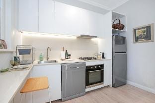 The GreenHouse, spacious w/ a vintage twist + 1car Apartment in Sydney