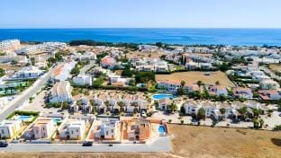 Villa Habitate - pool fence & heating, beach, bars Villa in Guia