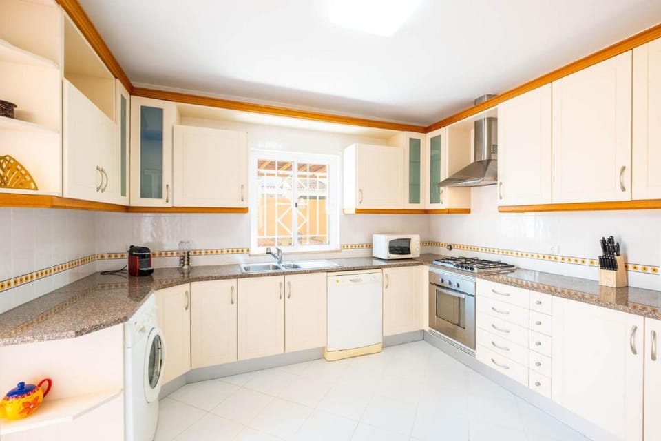 Villa Habitate - pool fence & heating, beach, bars Villa in Guia
