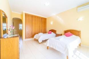 Villa Mina - short walk to beach, golf and shops Villa in Guia