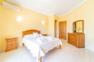 Villa Mina - short walk to beach, golf and shops Villa in Guia