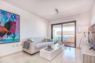 Charming apartment with a terrace and ocean view Apartment in Marbella